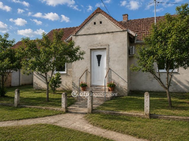 Eladó családi ház, Esztáron 26.5 M Ft, 2 szobás