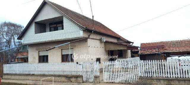 Eladó családi ház, Tiszaföldváron 42.99 M Ft, 4 szobás