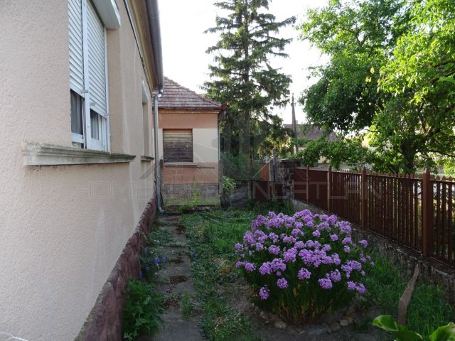 Eladó családi ház, Péren 50 M Ft, 2 szobás
