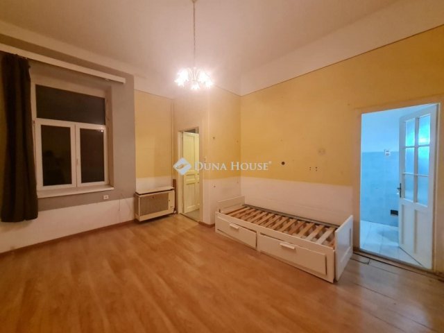 Eladó téglalakás, Budapesten, VI. kerületben 49.9 M Ft, 1 szobás