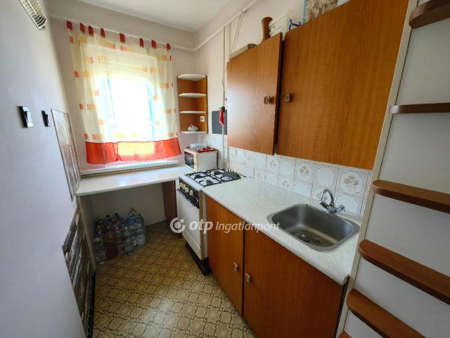 Eladó panellakás, Karcagon 18 M Ft, 1+1 szobás