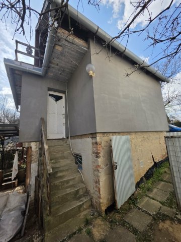 Eladó családi ház, Pécsett 24.99 M Ft, 2 szobás