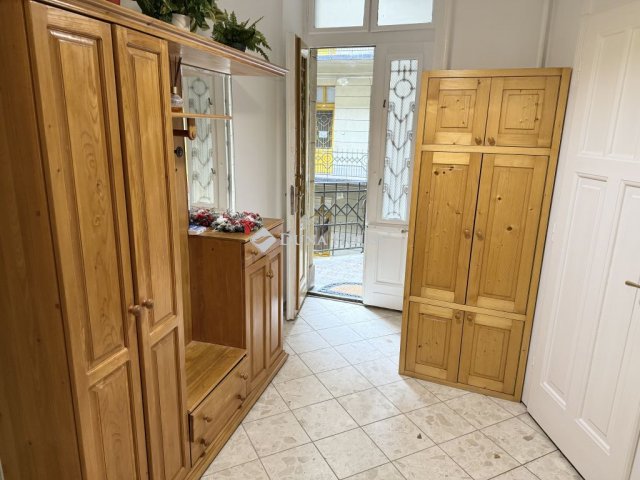 Eladó téglalakás, Budapesten, VII. kerületben, Almássy téren