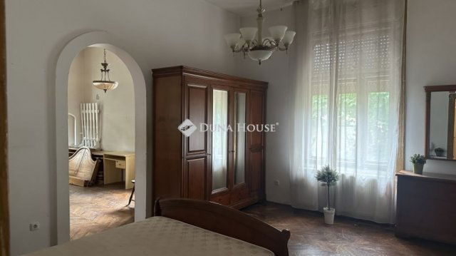 Eladó családi ház, Pécsett 499 M Ft, 6+1 szobás
