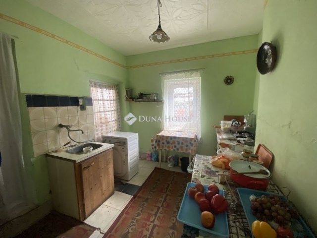 Eladó családi ház, Zsámbokon 30 M Ft, 2 szobás