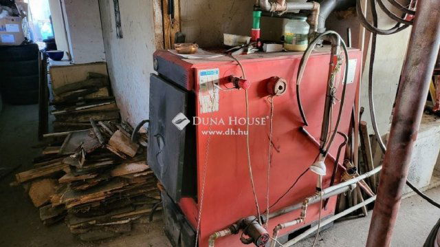 Eladó családi ház, Baracskán 127 M Ft, 8 szobás