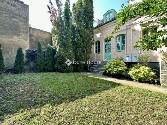 Eladó téglalakás, Pécsett 56.99 M Ft, 3 szobás