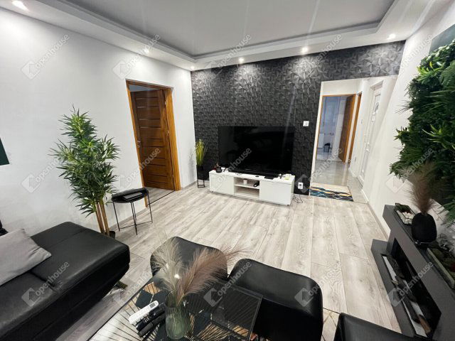 Eladó panellakás, Debrecenben 73.9 M Ft, 3 szobás