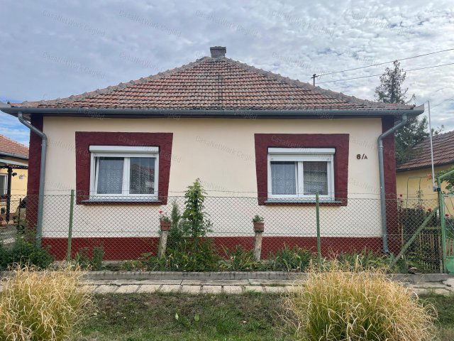 Eladó családi ház, Újszászon 25.9 M Ft, 3 szobás
