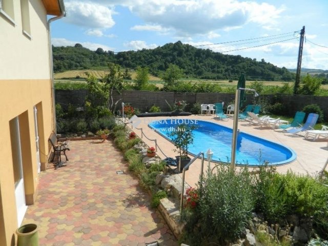 Eladó családi ház, Nagymányokon 198 M Ft, 12 szobás