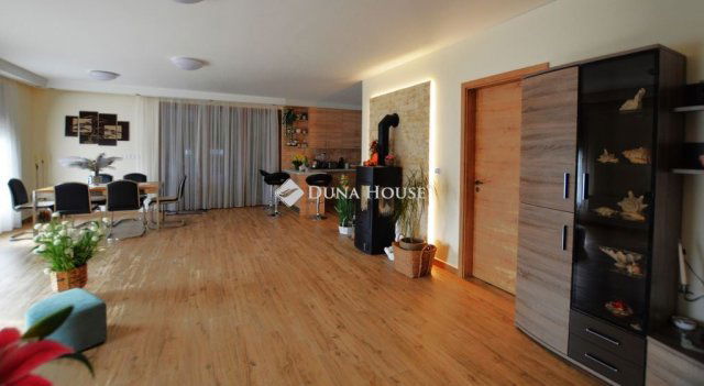 Eladó családi ház, Márkón 146 M Ft, 4 szobás