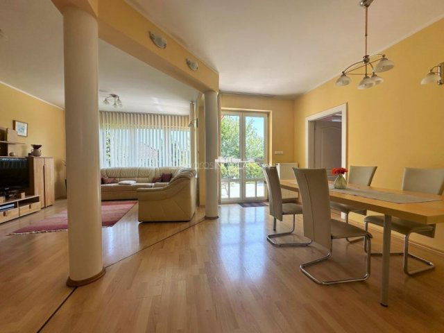 Eladó családi ház, Szombathelyen 119.9 M Ft, 8 szobás