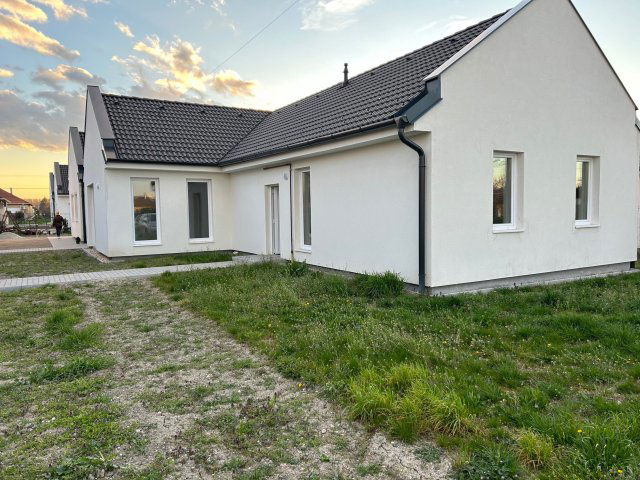 Eladó ikerház, Győrzámolyon 96 M Ft, 3+1 szobás