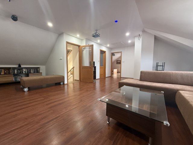 Kiadó családi ház, albérlet, Öskün 350 E Ft / hó, 6 szobás