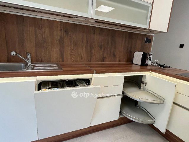 Eladó téglalakás, Komlón 34.5 M Ft, 2 szobás