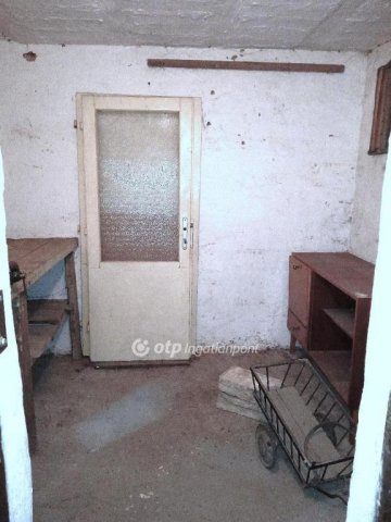 Eladó téglalakás, Ajkán 35.5 M Ft, 2 szobás