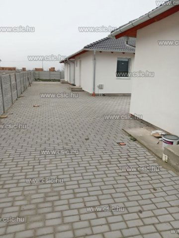 Eladó ikerház, Kiskunlacházán 54 M Ft, 3 szobás