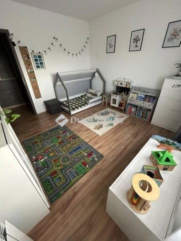 Eladó panellakás, Pécsett 56.9 M Ft, 3 szobás