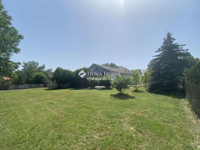 Eladó családi ház, Mendén 179.9 M Ft, 11 szobás