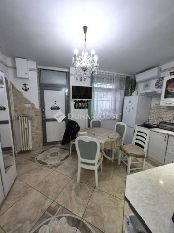 Eladó panellakás, Komlón 32.5 M Ft, 2 szobás