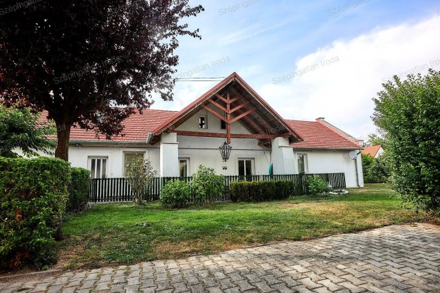 Eladó családi ház, Fertődön 129 M Ft, 6 szobás