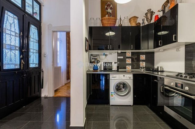 Eladó téglalakás, Budapesten, VI. kerületben 138.9 M Ft