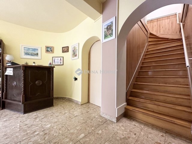 Eladó családi ház, Abaligeten 135 M Ft, 9 szobás