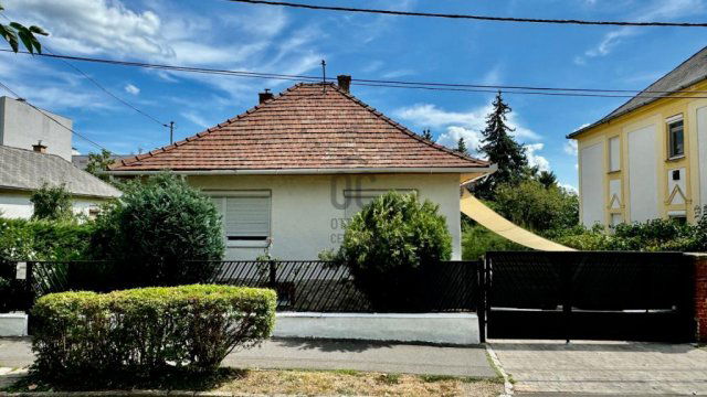 Eladó családi ház, Pécsett 75 M Ft, 2 szobás