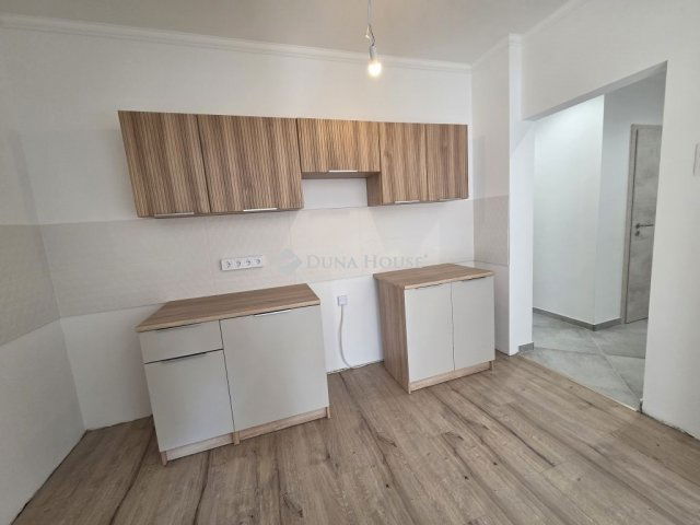 Eladó panellakás, Veszprémben 54.9 M Ft, 3 szobás