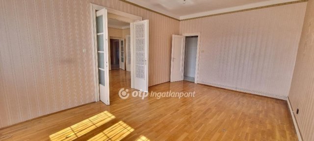 Eladó téglalakás, Pétfürdőn 58 M Ft, 4+1 szobás