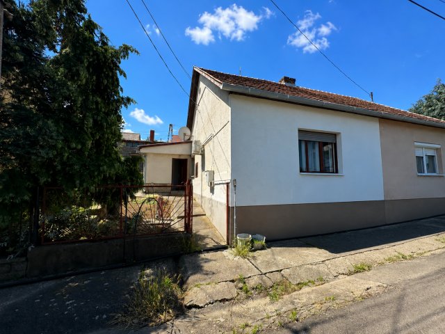 Eladó családi ház, Komlón, Nyár utcában 22.9 M Ft, 2 szobás