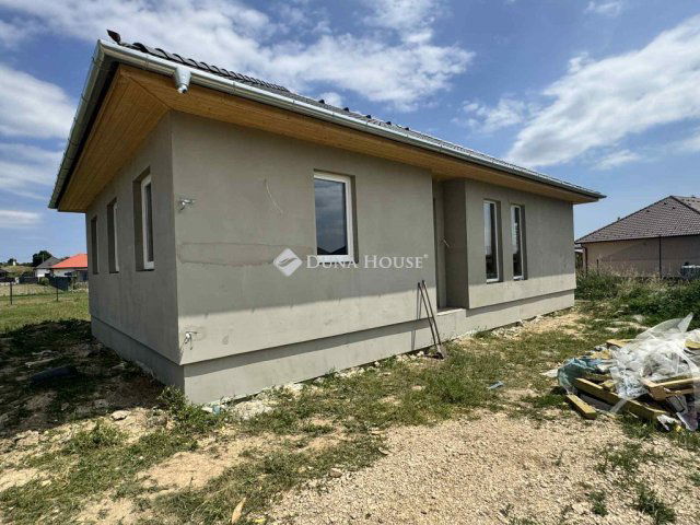 Eladó családi ház, Veszprémben 76.99 M Ft, 5 szobás