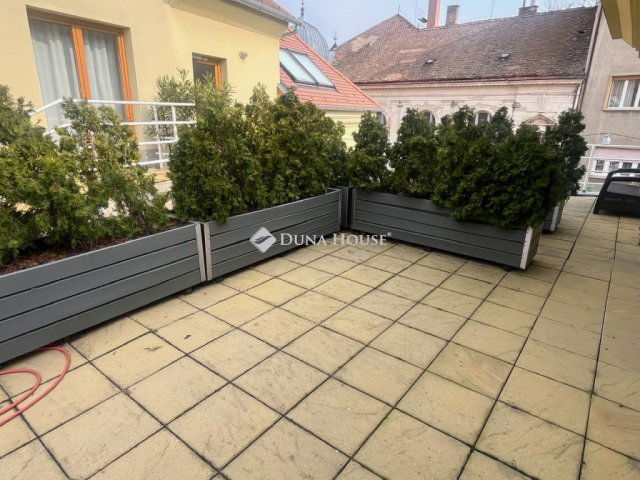 Eladó téglalakás, Pécsett 88.9 M Ft, 2 szobás