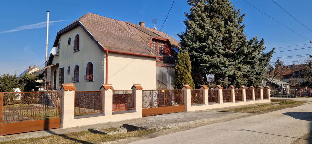 Eladó családi ház, Tárnokon 98.3 M Ft, 7 szobás