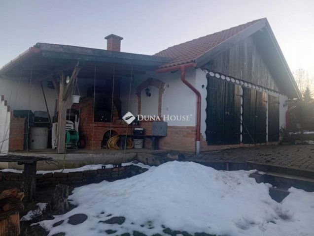 Eladó családi ház, Akán 49.9 M Ft, 3 szobás