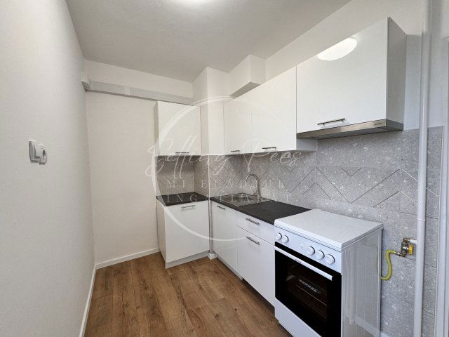 Eladó panellakás, Pécsett, József Attila utcában 57.9 M Ft