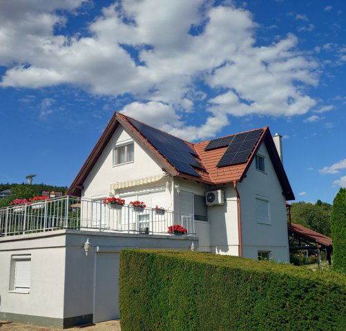 Eladó családi ház, Velencén, Csongor utcában 198 M Ft, 5 szobás