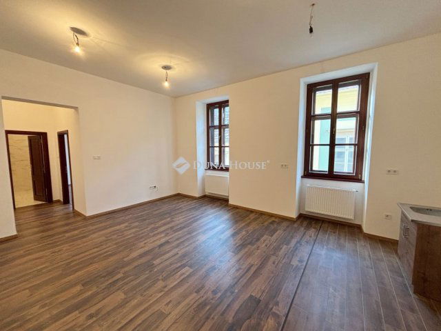 Eladó téglalakás, Sopronban 63.9 M Ft, 2 szobás