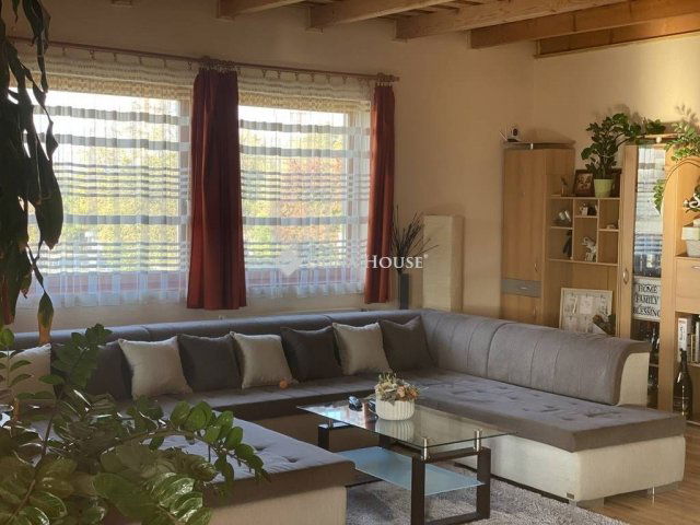 Eladó családi ház, Százhalombattán 150 M Ft, 5 szobás