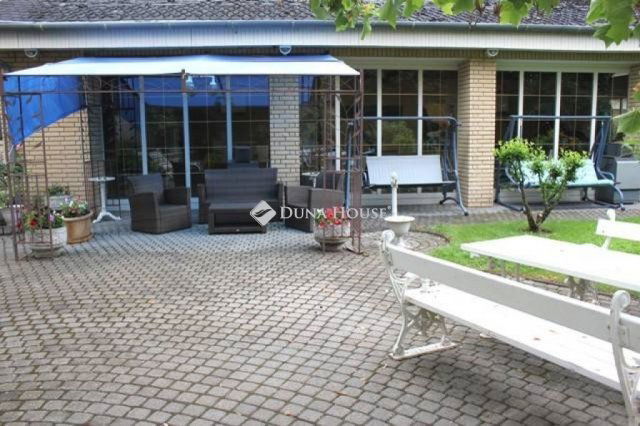 Eladó családi ház, Üllőn 303 M Ft, 12 szobás