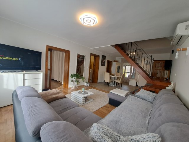 Eladó családi ház, Baján 118 M Ft, 6 szobás