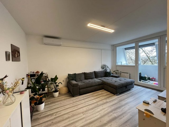 Eladó panellakás, Pécsett 47.9 M Ft, 2 szobás