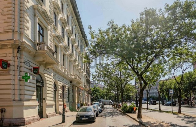 Eladó téglalakás, Budapesten, VI. kerületben 46.9 M Ft, 1 szobás