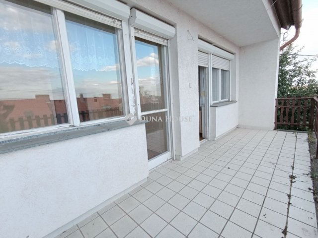 Eladó téglalakás, Szekszárdon 48 M Ft, 4 szobás
