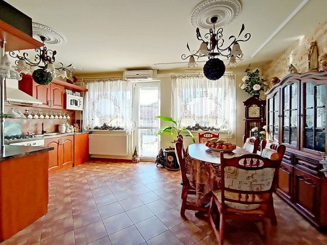 Eladó családi ház, Budapesten, XX. kerületben 150 M Ft, 8 szobás