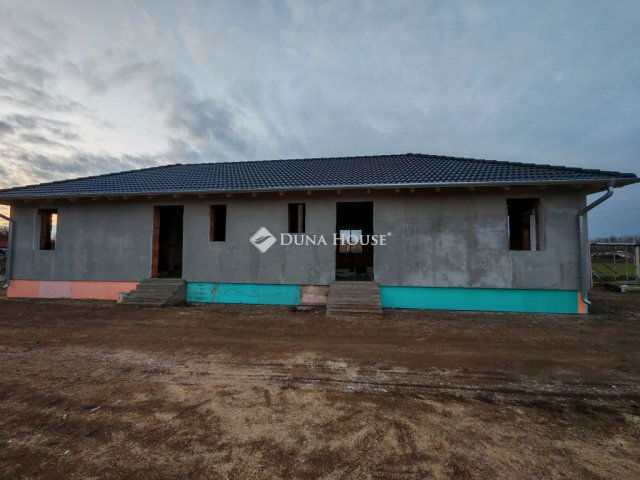 Eladó ikerház, Pilisen 34.5 M Ft, 2 szobás / költözzbe.hu