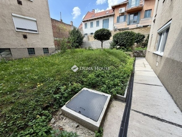 Eladó téglalakás, Pécsett 50 M Ft, 2 szobás