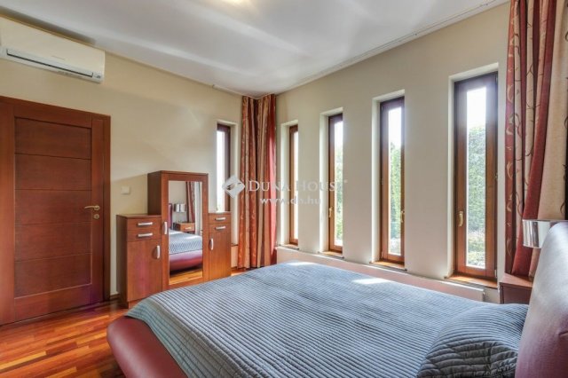Eladó családi ház, Leányfaluban 320 M Ft, 8 szobás