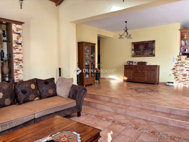 Eladó családi ház, Alsónémediben 165.9 M Ft, 4 szobás