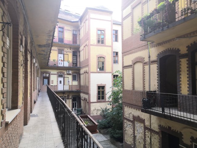 Eladó téglalakás, Budapesten, VIII. kerületben, Kálvária téren